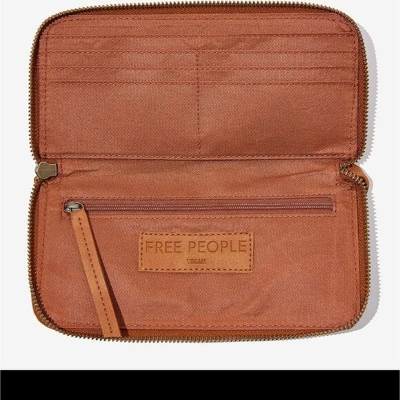 BNIP FREE PEOPLE DISTRESSED VEGAN WALLET. FP COLLECTION PREMIUM - Picture 9 of 9